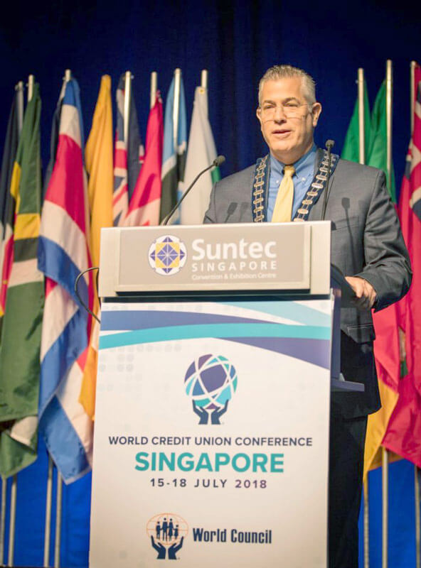 Steve Stapp, Presidente del Consejo de Administración de WOCCU, interviene en la conferencia de WOCCU en Singapur.