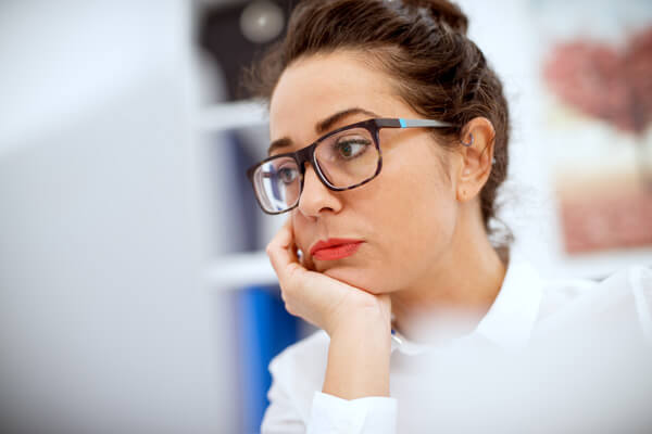Mujeres mirando con desgana al ordenador