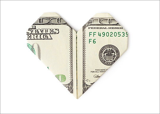 Billete de 100 dólares doblado en forma de corazón