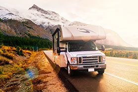 RV grande en una carretera de montaña escénica.