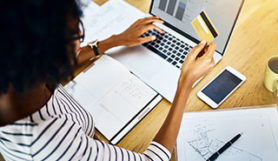 Woman doing online banking on her laptop.