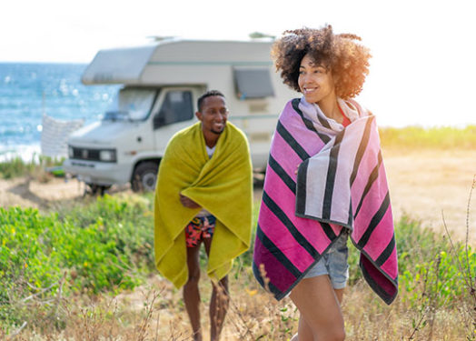 Pareja de jóvenes enamorados disfrutando de sus románticas vacaciones de verano con autocaravana.