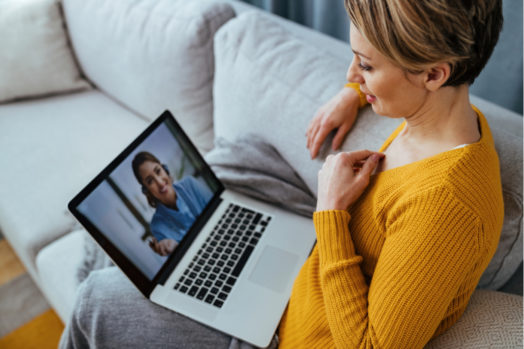una mujer con un ordenador portátil hablando con un representante virtual